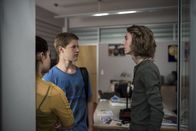 Schloss Einstein – Als Simon (Tom Linnemann, mitte) Olivia (Holly Geddert, links) droht, stellt Paul (Fynn Meinert, rechts) sich mutig dazwischen.