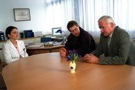 Julia - Eine ungewöhnliche Frau – Arthur und Egon Bischof suchen Dr. Klinger auf (v.li.: Angela Schneider, Andreas Lust, Peter Bongartz).