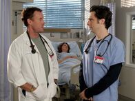 Scrubs - Die Anfänger – Während Dr. Cox (John C. McGinley, l.) besuch von seiner gläubigen Schwester bekommt, hat J.D. (Zach Braff, r.) ein ganz anderes Problem - er soll dem Hausmeister beim Umzug helfen ...