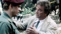 Columbo – Lt. Columbo (Peter Falk, re.) unterhält sich am Tatort mit Col. Frankie Brailie (Robert Foxworth), der mit dem ermordeten Major Keegan Meinungsverschiedenheiten hatte. Doch Brailie hat ein scheinbar hieb- und stichfestes Alibi.