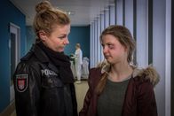 Notruf Hafenkante – Franzi (Rhea Harder-Vennewald, l.) nimmt ihrer Tochter Emma (Sina Michel, r.) die Erklärung, woher diese ihr Veilchen hat, nicht ab.