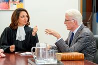 The Good Place – Richterin (Maya Rudolph, l.); Michael (Ted Danson, r.)
