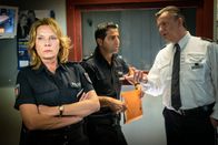 Notruf Hafenkante – Claudia (Janette Rauch) ist sauer: Haller (Hannes Hellmann, r.) möchte, dass Tarik (Serhat Cokgezen, M.) und sie einer anderen Spur folgen.