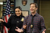 Brooklyn Nine-Nine – Amy Santiago (Melissa Fumero, l.); Jake Peralta (Andy Samberg, r.)