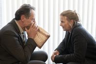 Die Chefin – Vera Lanz (Katharina Böhm) hilft Horst Jahnke (Peter Knaack), weil dieser unter Platzangst leidet.