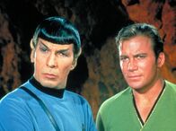 Star Trek - Der Film – Commander Spock (Leonard Nimoy, l.) und Admiral James T. Kirk (William Shatner, r.) sehen sich mit einer ungewöhnlichen Gefahr konfrontiert.