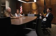 Ghosted – Nachdem die Öffentlichkeit von dem "Büro Underground" erfahren hat, tauchen plötzlich Max' (Adam Scott, r.) Eltern Michael (Robert Pine, l.) und Gloria (Mindy Sterling, M.) an seinem Arbeitsplatz auf ...