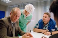 Kroymann – Ein besonderes Vorstellungsgespräch erleben Martín Brambach, Maren Kroymann, Daniel Zillmann (vlnr.) in „Kroymann“