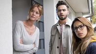Zaun an Zaun – Eigentlich wollen Aysel (Gizem Emre, re.) und Can (Aram Arami) zu ihrem Vater und wundern sich, dass Nachbarin Lissi (Esther Schweins) die Türe öffnet.