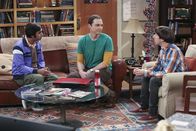 The Big Bang Theory – Sheldon (Jim Parsons, M.) möchte endlich eine neue Freundin. Damit dies bald geschieht, bittet er Raj (Kunal Nayyar, l.) und Howard (Simon Helberg, r.) um Hilfe ...