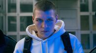 Stabil – "Fresse" (Beren Zint) wird von der Polizei abgeführt