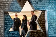 Elementary – Kunsthändler Jacob Weiss hat bei seinen kriminellen Kunstgeschäften Holocaust-Opfer betrogen und um Geld gebracht, das ihnen zugestanden hätte. Capt. Gregson (Aidan Quinn, l.), Dr. Watson (Lucy Liu, M.) und Sherlock Holmes (Jonny Lee Miller, r.) sind angewidert und tun alles, um den Mann zu überführen ...