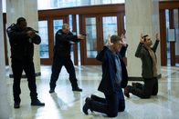 Interrogation - Deine Zeit läuft ab – Ein Attentäter (Patrick Sabongui, r.) droht dem FBI, mehrere Bomben, die über die Stadt verteilt sind hochzujagen. Vernehmsungsexperte Lucas Nolas (Adam Copeland, 2.v.r.) und IT-Spezialistin Becky bleibt nur wenig Zeit, um den perfiden Plan zu durchkreuzen und tausende Menschenleben zu retten.