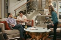 Two and a Half Men – Nachdem die Sozialarbeiterin Ms. McMartin (Maggie Lawson, r.) herausgefunden hat, dass Walden (Ashton Kutcher, M.) und Alan (Jon Cryer, l.) kein richtiges Paar sind, droht ihnen der Verlust von Louis ...