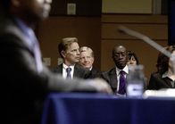 Flight – Whips Freund Charlie (Bruce Greenwood, hinten l.) und sein Anwalt Hugh Lang (Don Cheadle, hinten r.) verfolgen gebannt die Anhörung. Sie wissen, dass das Urteil möglicherweise "lebenslänglich" lautet ...