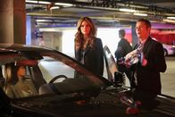 Castle – Die Primatenforscherin und Paartherapeutin Alice Clark (Darstellerin unbekannt) wird ermordet in ihrem Wagen aufgefunden. Kate (Stana Katic, M.) und Kevin (Seamus Dever, r.) nehmen den Tatort genau unter die Lupe ...