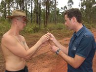Steffens entdeckt – Bryan Fry (li.) ist Giftexperte, Professor an der Uni Melbourne und ein uriger Typ. Giftige Schlangen sind seine besondere Leidenschaft. Dirk Steffens verhält sich da lieber etwas zurückhaltend.