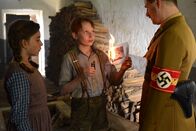 Das Glaszimmer – Felix (Xari Wimbauer) und seine Freundin Martha (Hannah Yoshimi Hagg) müssen sich für ihr Schreiben an den Führer beim Ortsgruppenleiter Feik (Philipp Hochmair) verantworten.