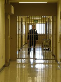 Lockdown - Hinter Gittern – BETHEL, ALASKA: The YKCC (Yukon Kuskokwim Correctional Center) in Bethel, Alaska houses inmates awaiting trail and serving sentences for crimes ranging from misdemeanors to murder. Widespread alcohol and substance abuse threatens the communities and makes the jail a revolving door for those under the influence.