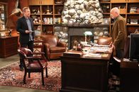 Last Man Standing – Auch Mike (Tim Allen, l.) muss mal zu Ed (Hector Elizondo, r.) ins Büro ...