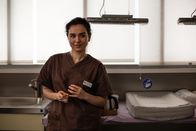 neoriginal: Push – Nalan Arzouni (Mariam Hage) steht mal wieder im Kreißsaal. Hebamme zu sein ist ihr Traumjob. Sie ist eine gute Zuhörerin, die vor allem zwischen den Zeilen lesen kann. Dadurch versteht sie oft vor allen anderen, was ihre Patientin wirklich braucht. Sie hat sehr viel Geduld und lässt sich nicht aus der Ruhe bringen, auch nicht von anstrengenden Patientinnen.