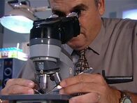 F.B.I. - Dem Verbrechen auf der Spur – A forensic scientist checks the prints found on the crime scene.