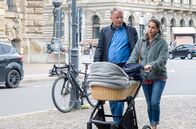 In aller Freundschaft – Die hochschwangere Samira Steffens (Sarah Alles) bereut ziemlich schnell, ausgerechnet Roland Heilmann (Thomas Rühmann), den Vater ihres Freundes, zum Kinderwagenkauf mitgenommen zu haben. Denn dieser hat zu ziemlich allem eine andere Meinung oder bessere Idee.