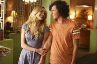 The Middle – Axl (Charlie McDermott, r.) präsentiert seiner Familie seine große Liebe April (Greer Grammer, l.) ...