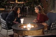 Call Me Kat – Kat (Mayim Bialik, l.); Zoey (Margie Mays, r.)