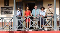 Death in Paradise – Das Team bestehend aus JP Hooper (Tobi Bakare, l.), DI Jack Mooney (Ardal O'Hanlon, 3.v.l.), Ruby Patterson (Shyko Amos, 2.v.r.) und Commissioner Selwyn Patterson (Don Warrington, r.) ist mit der neuen Ermittlerin Madeline Dumas (Aude Legastelois, 2.v.l.) wieder vollständig.