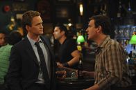 How I Met Your Mother – Marshall (Jason Segel, r.) und Barney (Neil Patrick Harris, l.) gestehen Ted die Wahrheit ...
