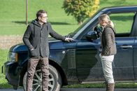 Der Bergdoktor – Obwohl Martin dringend davon abgeraten hat, kommt es zum Aufeinandertreffen zwischen Thomas Mannfeld (Roman Kniûka) und Lisa Unger (Merle Collet). Erkennt seine groﬂe Liebe ihn wieder?