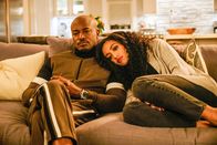 All American – Taye Diggs (Billy Baker), Samantha Logan (Olivia Baker). Foto: ORF/PRO7/Warner/The CW/Tina Thorpe. Veröffentlichung honorarfrei nur für redaktionelle Berichterstattung in Sendungszusammenhang und mit Copyrightangabe. Kontakt: foto@orf.at