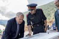 Tatort – V. li. n. re.: Moritz Eisner (Harald Grassnitzer) und Friedl Jantscher (Michael Glantschnig) untersuchen im Beiseins des Werksleiters (Vitus Wieser) einen Knochen.