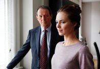 Lewis – Erica Stoke (Kara Tointon) nimmt die Nachricht, dass ihr Mann mit einem Kopfschuss getötet wurde recht gefasst auf. Das gibt DI Robert Lewis (Kevin Whately) doch ein wenig zu denken.