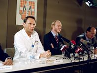Aufschneider – (v.li.) Oliver Baier (Dr. Böck), Simon Schwarz (Dir. Hollender).