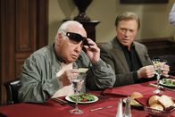 Two and a Half Men – Kleine Spielchen erhalten die Freundschaft: Tim (Tim Conway, l.) und Steve (Steve Lawrence, r.) genießen den Junggesellenabschied von Marty ...