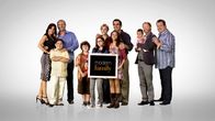 Modern Family – (v.li.) Gloria (Sofia Vergara), Manny (Rico Rodriguez), Jay (Ed O'Neill), Luke (Nolan Gould), Alex (Ariel Winter), Claire (Julie Bowen), Haley (Sarah Hyland), Phil (Ty Burrell), Mitchell (Jesse Tyler Ferguson), Cameron (Eric Stonestreet)