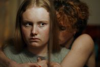 Neumatt – Stellt der Mutter unangenehme Fragen, l-r: Anouk Petri als Angelina Wyss, Sophie Hutter als Sarah Wyss