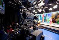 WELT Newsroom – Die Kamera im Studio sendet Journalisten, die Nachrichten lesen.Unscharfer Hintergrund hat Tabelle für Reporter.