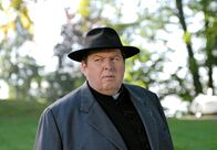 Pfarrer Braun – ARD PFARRER BRAUN: ALTES GELD, JUNGES BLUT, Deutschland 2011, Regie Wolfgang F. Henschel Uhr im Ersten. Pfarrer Braun (Ottfried Fischer) ermittelt in seiner oberbayerischen Heimat.