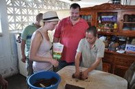 Verrückt nach Meer – Küchenpraktikantin Elisabeth und Küchenchef Fritz Pichler schauen in Puerto Chiapas, Mexiko, bei der Herstellung von Schokolade zu.
