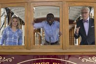 The Good Place – Ein ethisches Dilemma sorgt für Unstimmigkeiten zwischen Eleanor (Kristen Bell, l.), Chidi (William Jackson Harper, M.) und Michael (Ted Danson, r.) ...