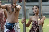 Rituale des Lebens – Auf Bali werden junge Frauen aus dem Dorf Tenganan von Männern umworben, indem diese ihre Kampfkünste beweisen.