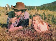 Die Todes-Ranch – Hank (Jack Elam, l.); Gypsy Cole (Victoria Paige Meyerink, r.)