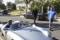 Navy CIS: L.A. – Eine Frau wird von zwei Sheriffs bis vor Callens Tür verfolgt. Als die sie festnehmen wollen, erschießt die Frau die beiden Sheriffs und flieht. Ein Fall für Callen (Chris O'Donnell, r.), Sam (LL Cool J, 2.v.r.), Hetty (Linda Hunt, 2.v.l.) und Deeks (Eric Christian Olsen, l.) ...