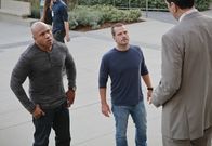 Navy CIS: L.A. – Müssen den Mord an einem Obdachlosen aufklären: Callen (Chris O'Donnell, M.) und Sam (LL Cool J, l.) ...
