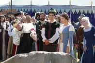 Scorpion – Während Paige (Katharine McPhee, vorne r.) es genießt, dass ihr König Phillip (Brandon Barash, vorne l.) auf dem Mittelalterfestival den Hof macht, sucht Walter (Elyes Gabel, vorne M.) buchstäblich nach historischen Fehlern. Doch das Team Scorpion muss allen Unmut beiseitelegen, als Biker versuchen, in das nahegelegene LAPD Beweismittellager einzubrechen ...