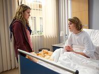In aller Freundschaft – Als Florentine sie in der Sachsenklinik besucht, eskaliert der Streit zwischen den beiden Schwestern.