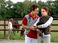Geld.Macht.Liebe – MDR Fernsehen GELD.MACHT.LIEBE - BÖSES ERWACHEN Uhr. Martine (Gunther Gillian) will seine Frau Elena (Jana Klinge) beeindrucken.